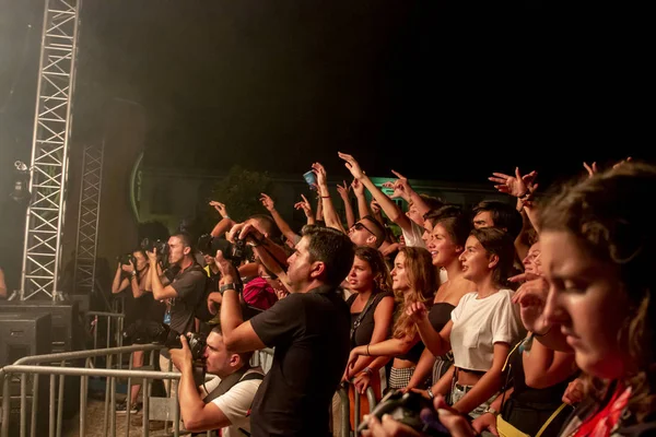 Festivalde izleyiciler müzik sanatçılarını izliyor — Stok fotoğraf