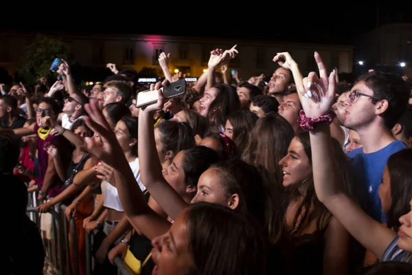 Audience guarda l'artista musicale al Festival — Foto Stock