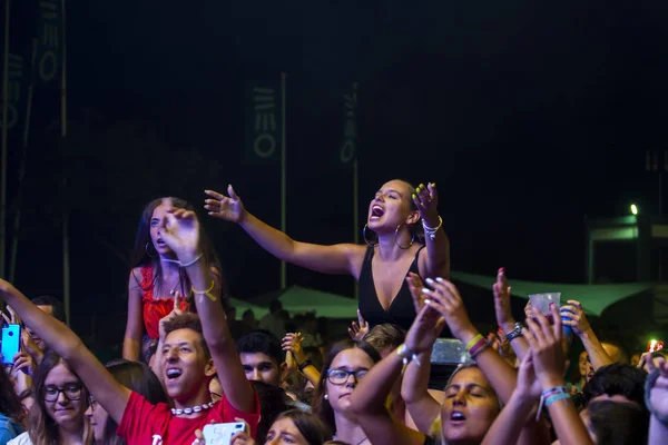 Audience guarda l'artista musicale al Festival — Foto Stock