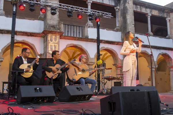 Beatriz cantante y su banda actuando en el Festival de Música —  Fotos de Stock