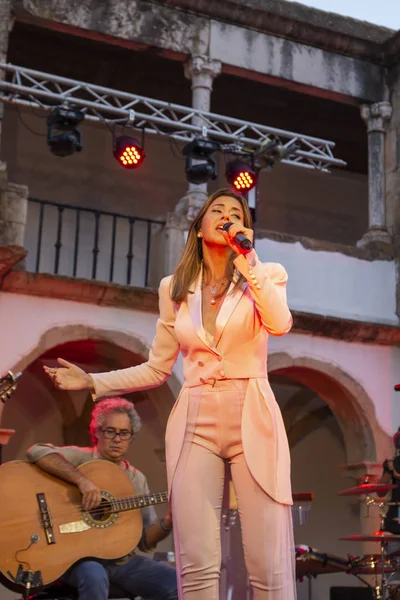 Beatriz cantante y su banda actuando en el Festival de Música —  Fotos de Stock