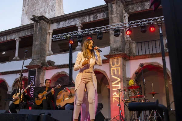 Beatriz Sängerin und ihre Band treten auf Musikfestival auf — Stockfoto