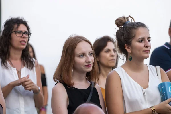 Audience regarder interview sur Festival — Photo