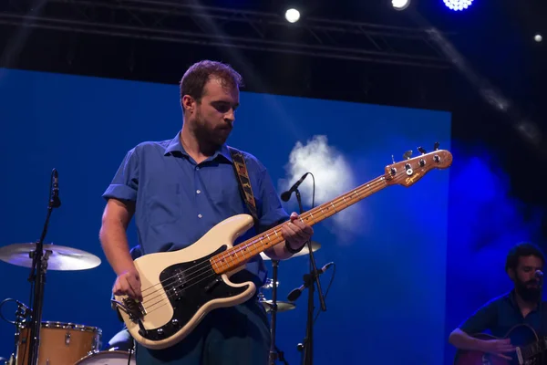 Glockenweise Band tritt auf Musikfestival auf — Stockfoto