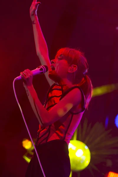 Amor Electro banda tocando en el Festival de Música — Foto de Stock