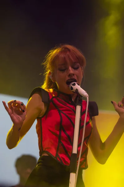 Amor electro band performt auf musikfestival — Stockfoto