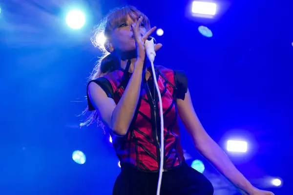 Amor Electro banda tocando en el Festival de Música — Foto de Stock