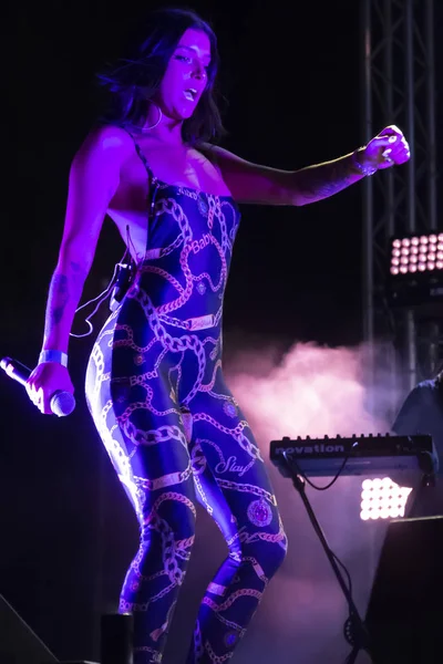Бия-рэп-певица, выступающая на музыкальном фестивале — стоковое фото