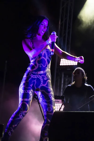 Бійя-реп співачка виступає на музичному фестивалі. — стокове фото