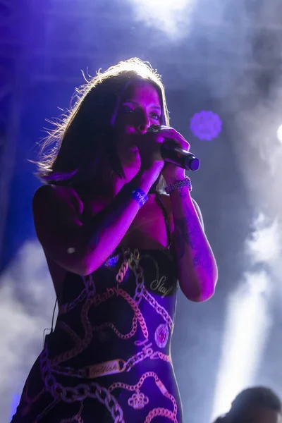 Cantora de rap Biya se apresentando no Festival de Música — Fotografia de Stock