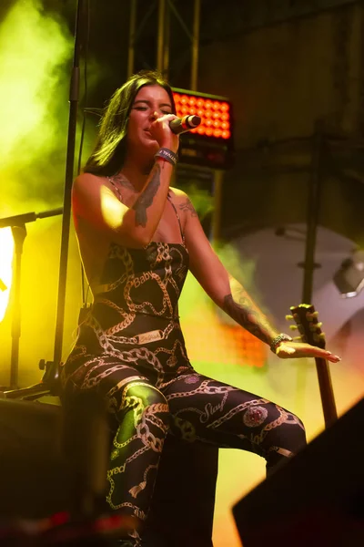 Бия-рэп-певица, выступающая на музыкальном фестивале — стоковое фото