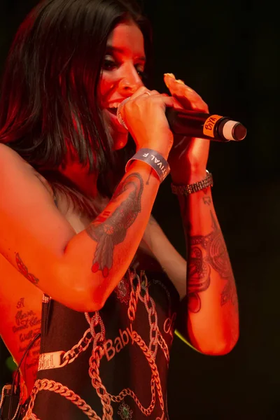Biya rap zpěvačka vystupující na hudebním festivalu — Stock fotografie