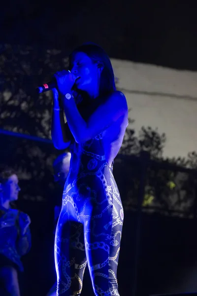 Бійя-реп співачка виступає на музичному фестивалі. — стокове фото