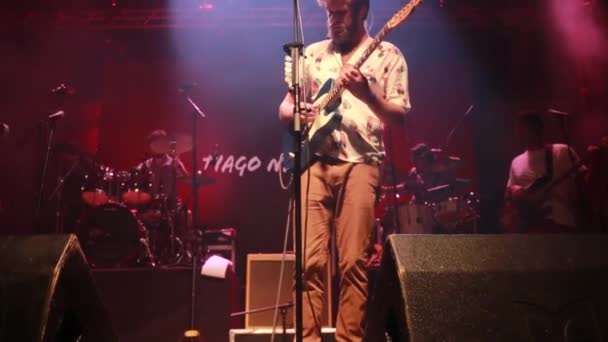 Tiago nacarato tritt auf Musikfestival auf — Stockvideo
