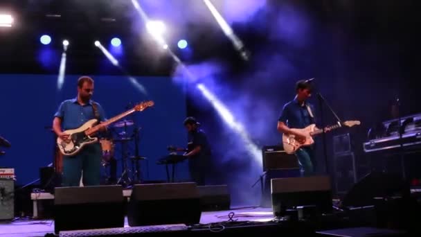 Glockenweise Band tritt auf Musikfestival auf — Stockvideo