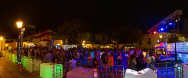 Sessiz partide dinleyiciler kulaklık kullanıyor.