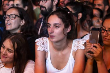 Festivalde izleyiciler müzik sanatçılarını izliyor