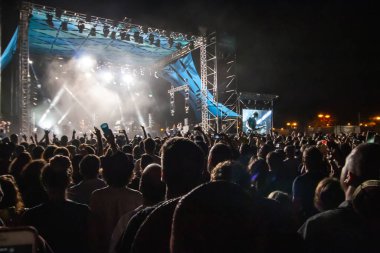 Festivalde izleyiciler müzik sanatçılarını izliyor