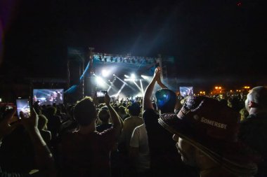 Festivalde izleyiciler müzik sanatçılarını izliyor