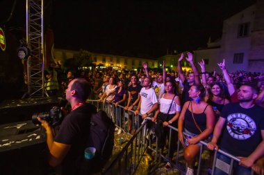 Festivalde izleyiciler müzik sanatçılarını izliyor
