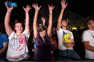 Festivalde izleyiciler müzik sanatçılarını izliyor