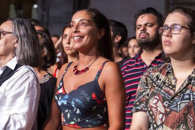 Festivalde izleyiciler müzik sanatçılarını izliyor