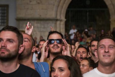 Festivalde izleyiciler müzik sanatçılarını izliyor