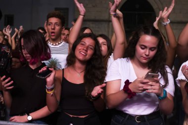 Festivalde izleyiciler müzik sanatçılarını izliyor