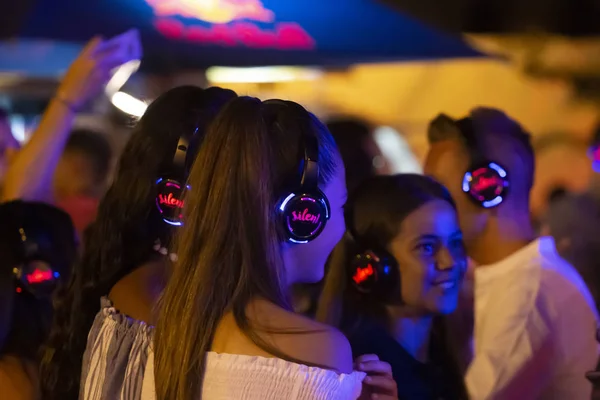 Sessiz partide dinleyiciler kulaklık kullanıyor.