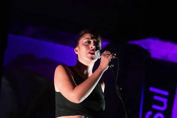 Співачка Сара Коррея виступає на музичному фестивалі. — стокове фото
