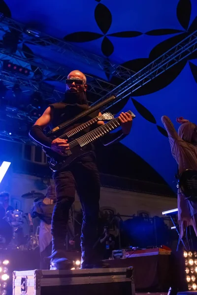 Band med sprängda mekanismer som uppträder på musikfestivalen — Stockfoto