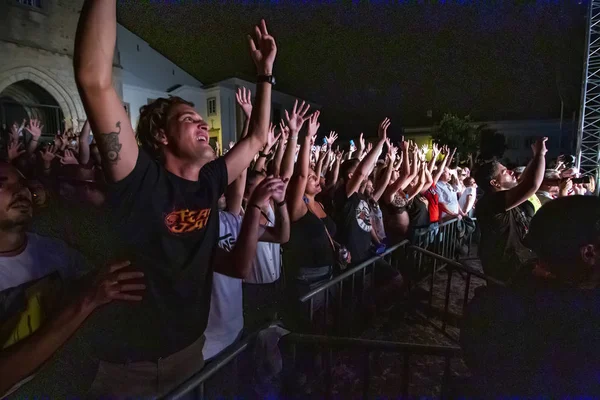 Festivalde izleyiciler müzik sanatçılarını izliyor