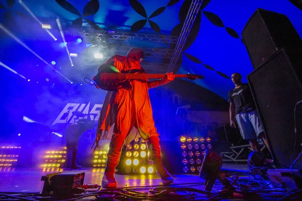 Band med sprängda mekanismer som uppträder på musikfestivalen — Stockfoto