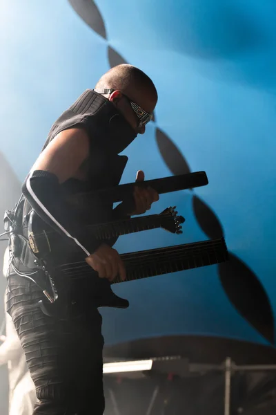 Band med sprängda mekanismer som uppträder på musikfestivalen — Stockfoto