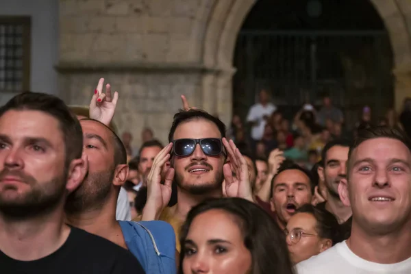 Auditoire regarder artiste de musique sur Festival — Photo