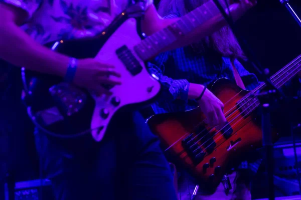 音楽祭で演奏するストーンデッドバンド — ストック写真