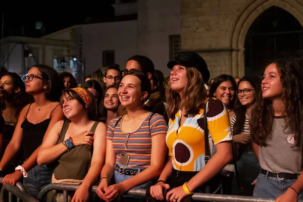 Auditoire regarder artiste de musique sur Festival — Photo