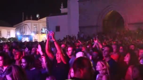 Band med sprängda mekanismer som uppträder på musikfestivalen — Stockvideo