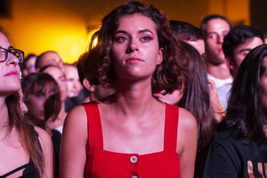 Festivalde izleyiciler müzik sanatçılarını izliyor