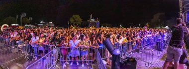 Festivalde izleyiciler müzik sanatçılarını izliyor