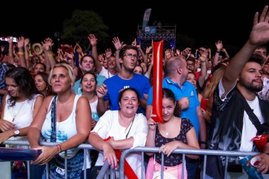 Festivalde izleyiciler müzik sanatçılarını izliyor