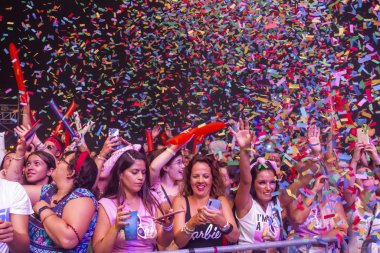 Festivalde izleyiciler müzik sanatçılarını izliyor