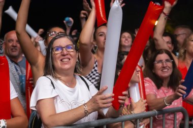 Festivalde izleyiciler müzik sanatçılarını izliyor