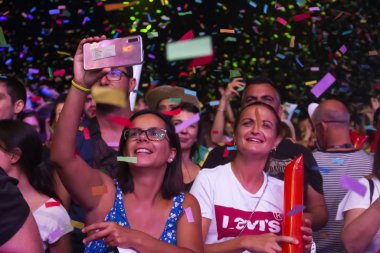 Festivalde izleyiciler müzik sanatçılarını izliyor