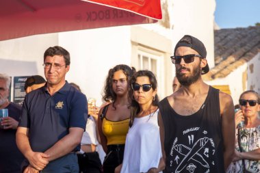Festivalde izleyiciler müzik sanatçılarını izliyor