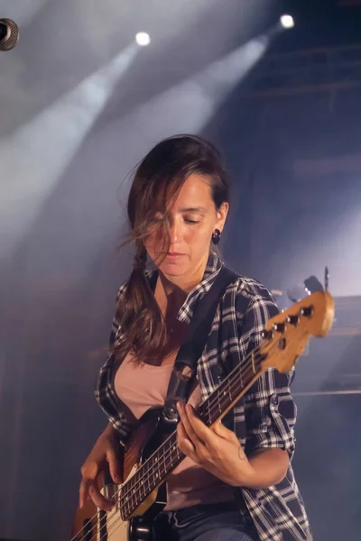 Linda Martini banda que actúa en el Festival de Música — Foto de Stock