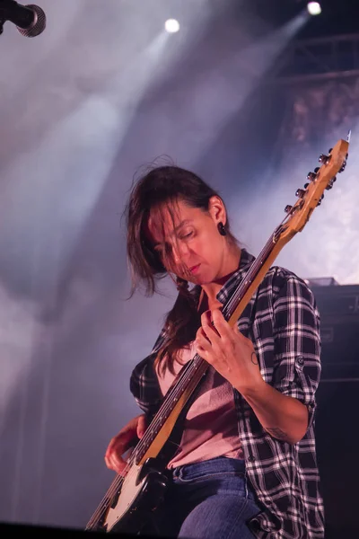 Linda Martini banda que actúa en el Festival de Música — Foto de Stock