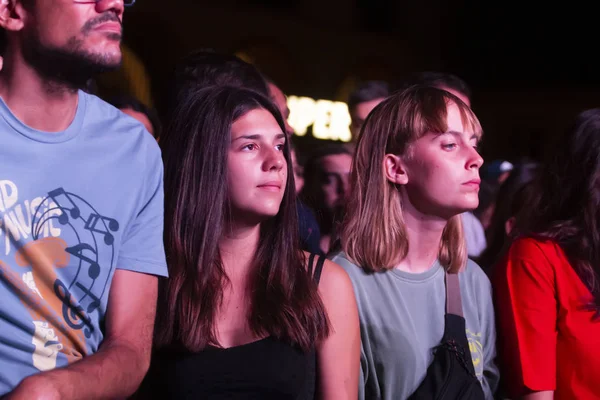 Auditoire regarder artiste de musique sur Festival — Photo