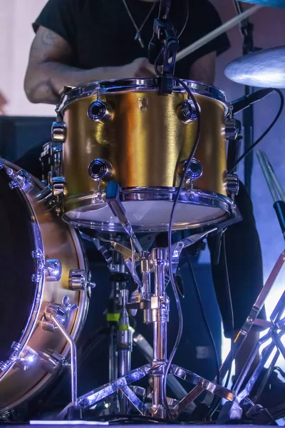 Bir rock konserinde davulcu