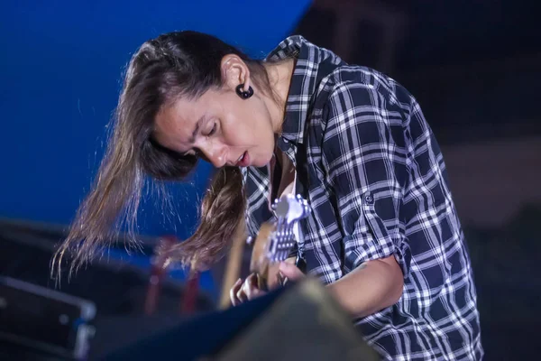 Linda Martini banda se apresentando no Festival de Música — Fotografia de Stock